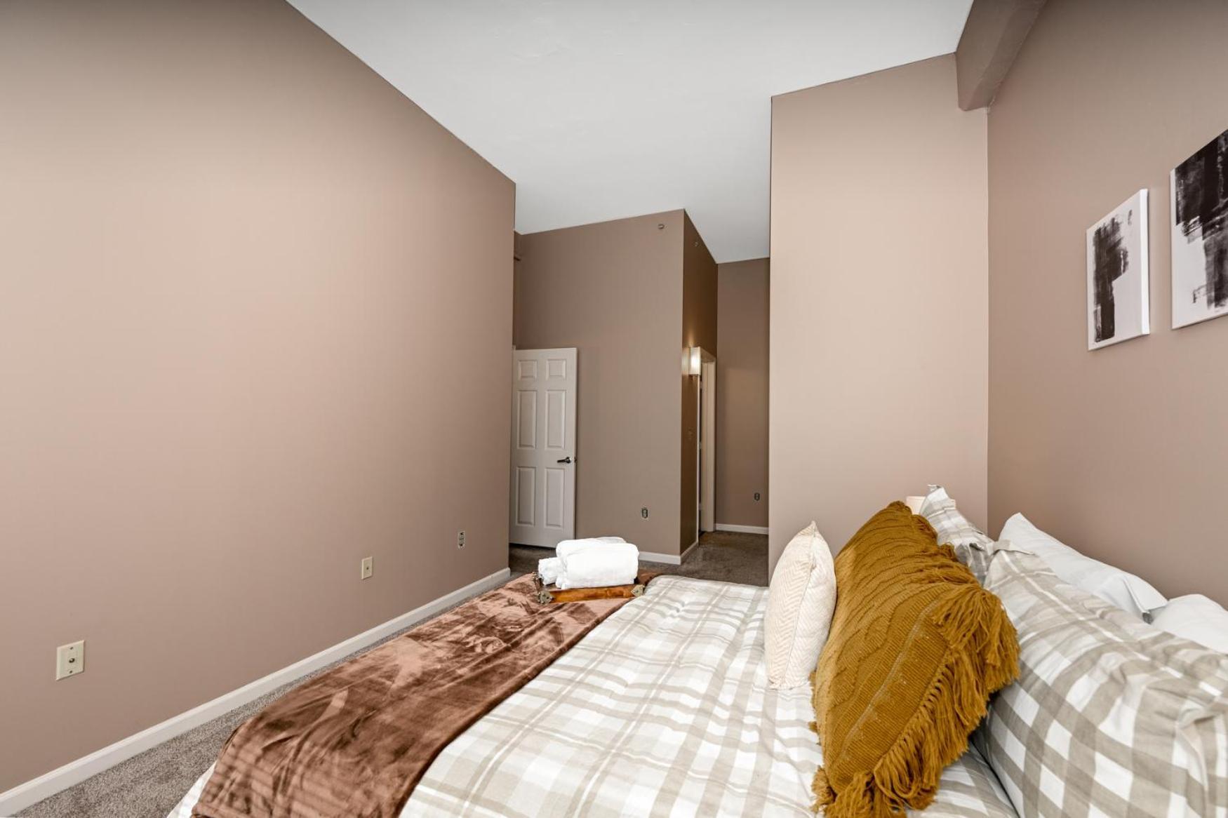 2 Bath Prkg+Gym+Sauna Perk Plaza +30 Day Cleveland Zewnętrze zdjęcie